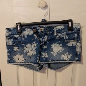 Flower patterned jean shorts with studs
